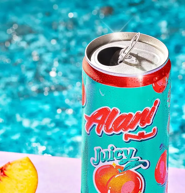 Alani Nu Juicy kutusu havuz kenarında statik reklam