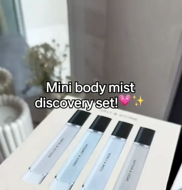 Salt and Stone UGC videosu: elde mini body mist discovery set, ekranda Mini body mist discovery set yazısı