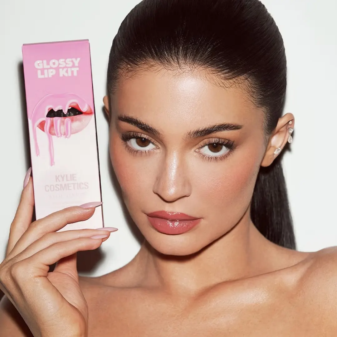 Kylie Cosmetics vs Fenty Beauty ürün karşılaştırma görseli (dikey ~1080x1350)